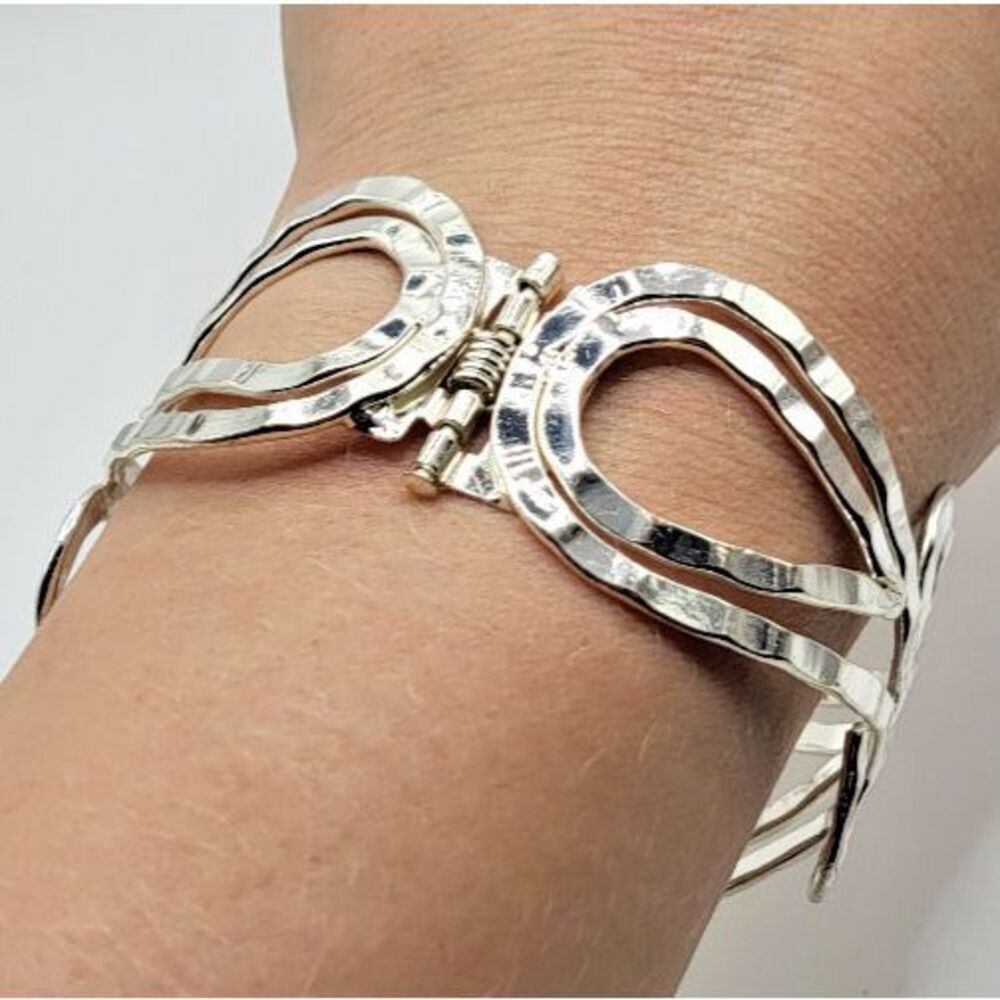 Silvertone Hammered Bangle Bracelet 7in Hinged